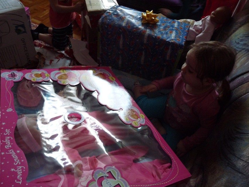3-letnia Dagmara bardzo cieszyła się z lalki, chociaż na...