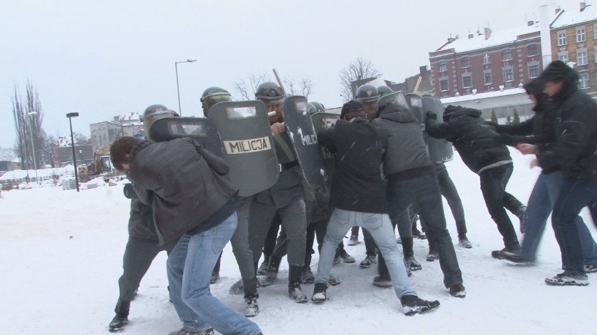 Rocznica stanu wojennego w Katowicach: ZOMO pałuje studentów