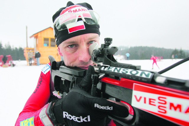 Celne strzały do tarczy i dobry bieg na nartach to podstawa sukcesów w dyscyplinie, którą uprawia Tomasz Sikora