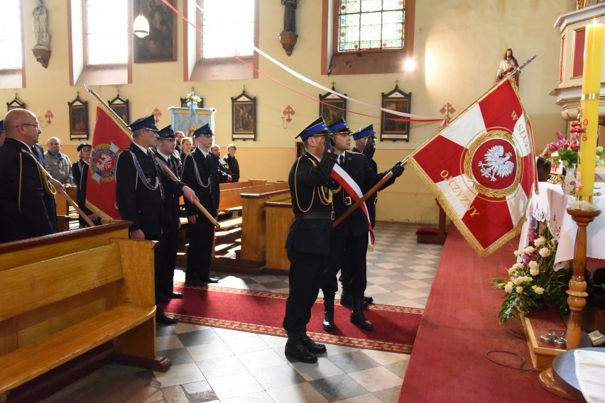 Po części oficjalnej rozpoczął się festyn, odbył się pokaz...