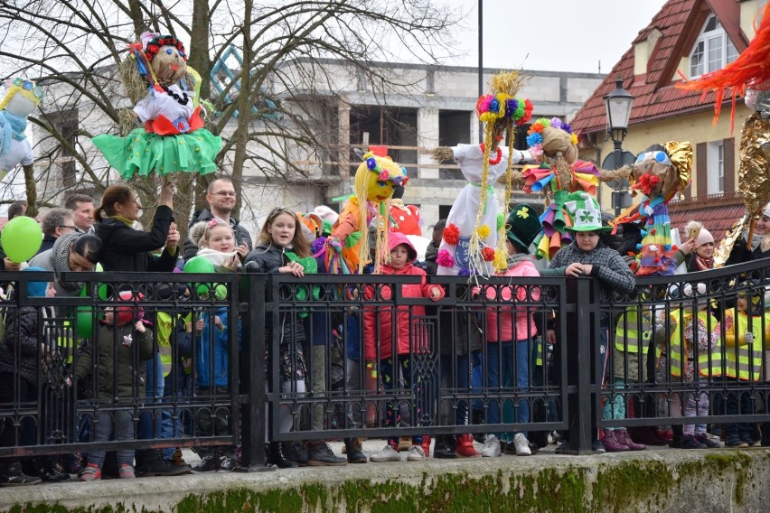 W pierwszy Dzień Wiosny na moście nad rzeką Łebą przy ul. Staromiejskiej spotkały dzieci z lęborskich przedszkoli i szkół podstawowych, by wziąć udział w konkursie na wykonanie marzanny.