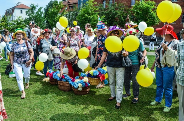 12 czerwca w Bydgoszczy rozpoczęła się Bydgoska Seniorada. To impreza, która potrwa do 18 czerwca. Wydarzenie ma charakter międzypokoleniowy, a program zaplanowano tak, by każdy znalazł cos dla siebie. W całym tygodniu atrakcji będzie co niemiara. Na kolejnych slajdach przedstawiamy szczegółowy program dzień po dniu. 

Sprawdź, co się będzie działo ►►►