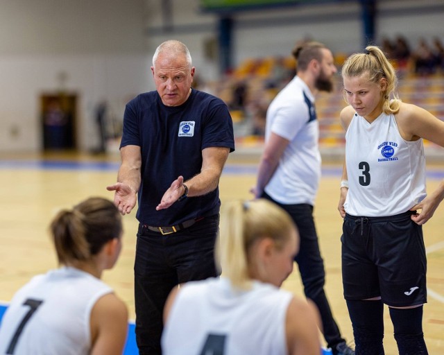 Trener Dariusz Maciejewski w rozmowie z koszykarkami AZS AJP Gorzów