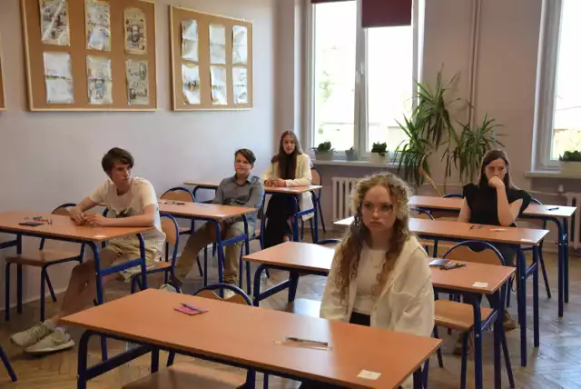 W SP nr 3 w Leszczynach egzamin przypominał swoją formą test. Uczniowie pisali go w dwóch zwykłych salach lekcyjnych.