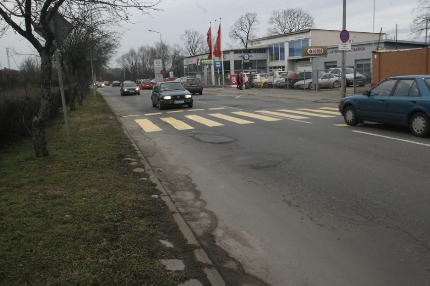 Absurdalne przejście dla pieszych w Legnicy (ZDJĘCIA)