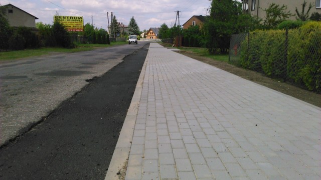 Poszerzony odcinek jezdni na odcinku drogi Kolonia Lgota - Krzywanice i chodnik w Krzywanicach.
