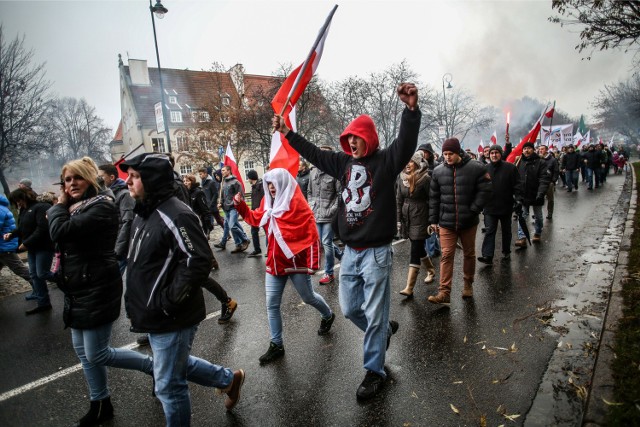 22.11.2015 gdansk
wielka manifestacja przeciwko przyjmowaniu uchodzcow pochodzenia islamskiego  i nielegalnych imigrantow . polaczonymi silami przez niasto przeszly srodowiska , partie i organizacje prawicowe oraz pseudokibice . 


fot. karolina misztal/polska press
dziennik baltycki