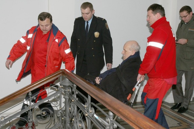 Jerzego Kropiwnickiego z urzędu zabrali ratownicy pogotowia ratunkowego.