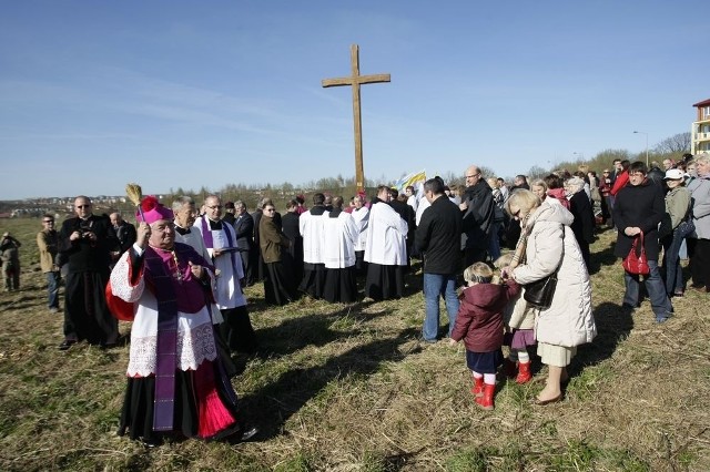 Krzyż na działce, na kt&oacute;rej stanie nowy kości&oacute;ł, poświęcił wczoraj arcybiskup Sławoj Leszek Gł&oacute;dź. To właśnie metropolita gdański jest pomysłodawcą utworzenia nowej parafii i budowy świątyni pod wezwaniem błogosławionego Jana Pawła II