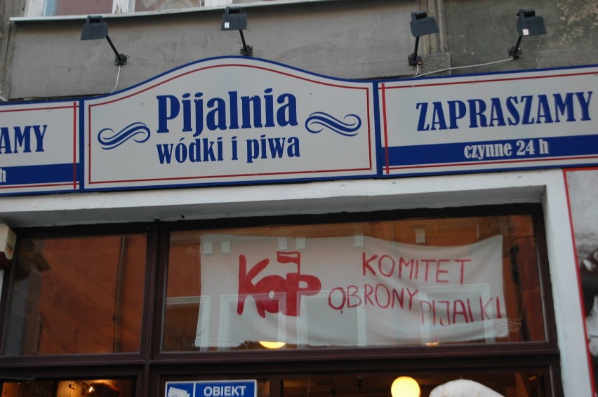 W obronie &quot;Pijalni wódki i piwa&quot; w Poznaniu przeprowadzili flash mob [ZDJĘCIA]  