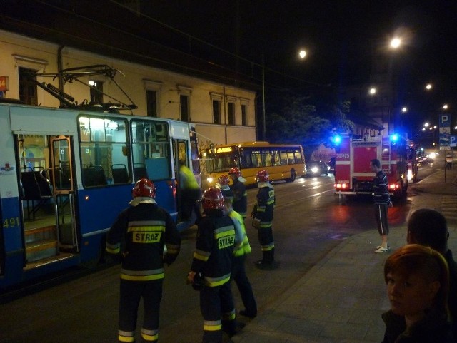 Po godzinie 21 przy ul. Krakowskiej na wysokości placu Wolnica zapalił się tramwaj nr 10.