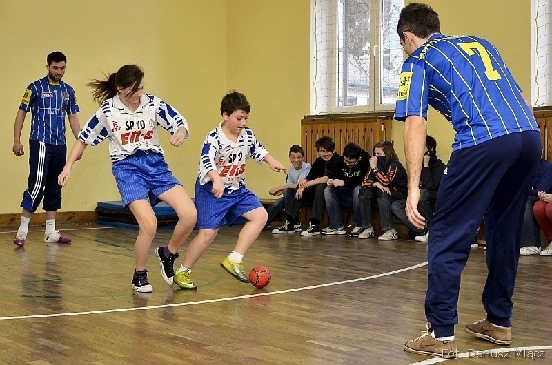 Piłkarze Motoru Lublin z wizytą w Szkole Podstawowej nr 10 (ZDJĘCIA)