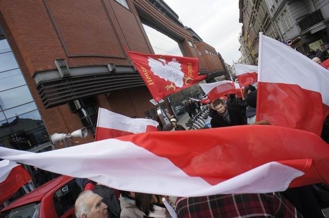 Ulicami Poznania przeszedł Marsz Smoleński [ZDJĘCIA]
