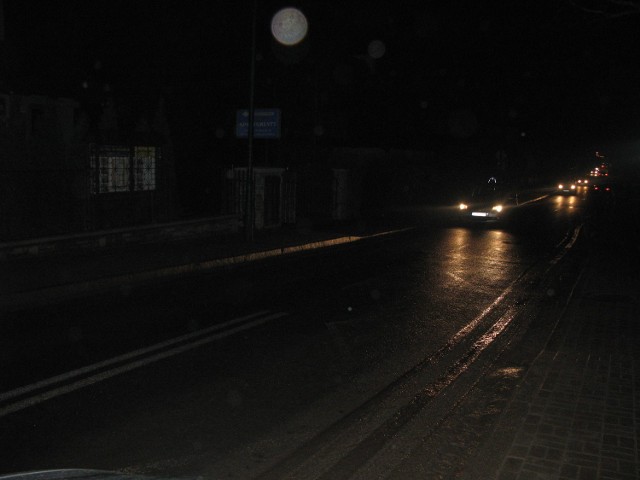 Do godziny 19 większość ulic w górnej części Zakopanego spowił mrok. Na zdjęciu ul. Makuszyńskiego