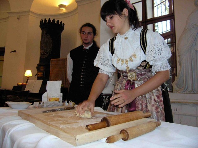 Natalia Rzeźniczak-Reiss wyrabia ciasto na strudla