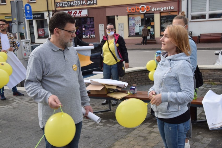 "Belweder na kółkach", czyli kamper wyborczy Szymona Hołowni w Wieluniu FOTO, WIDEO