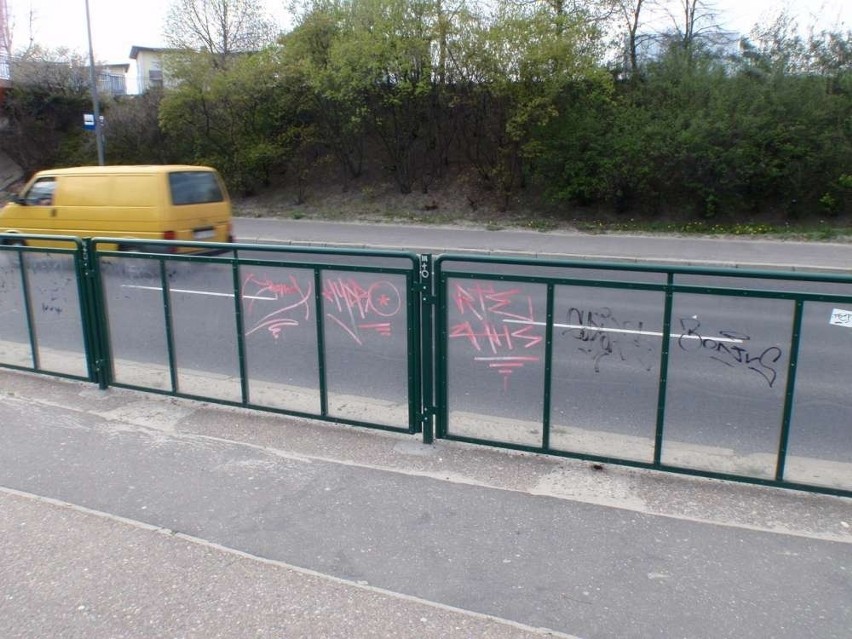 Poznań: Dzieci bazgrały na przystankach. Złapała je straż miejska [ZDJĘCIA]