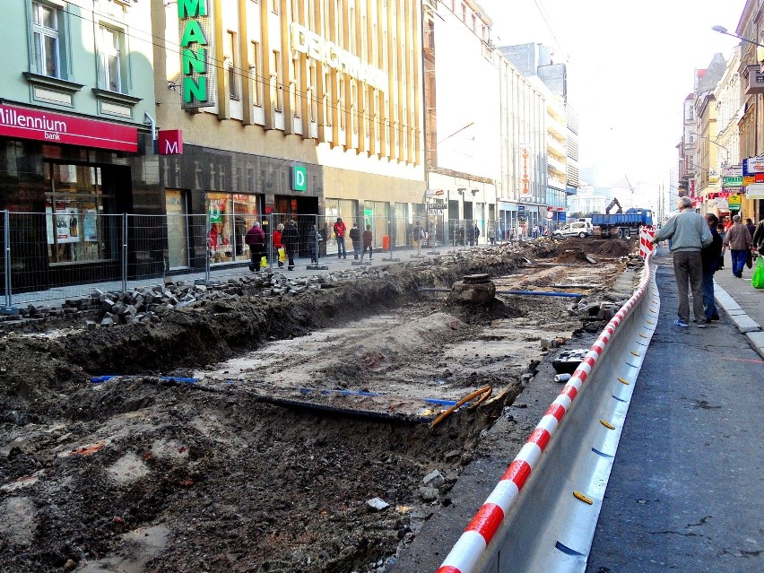 Katowice: Najdroższa ulica handlowa na Śląsku rozkopana wzdłuż i wszerz [ZDJĘCIA]