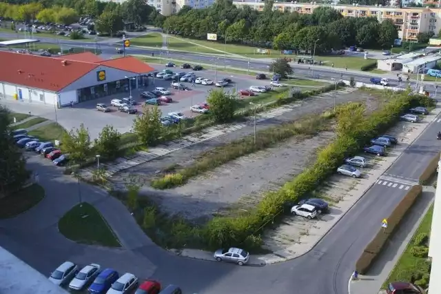 Parking od pół roku jest zamknięty i zarasta zielskiem, a kierowcy  szukają miejsca postojowych