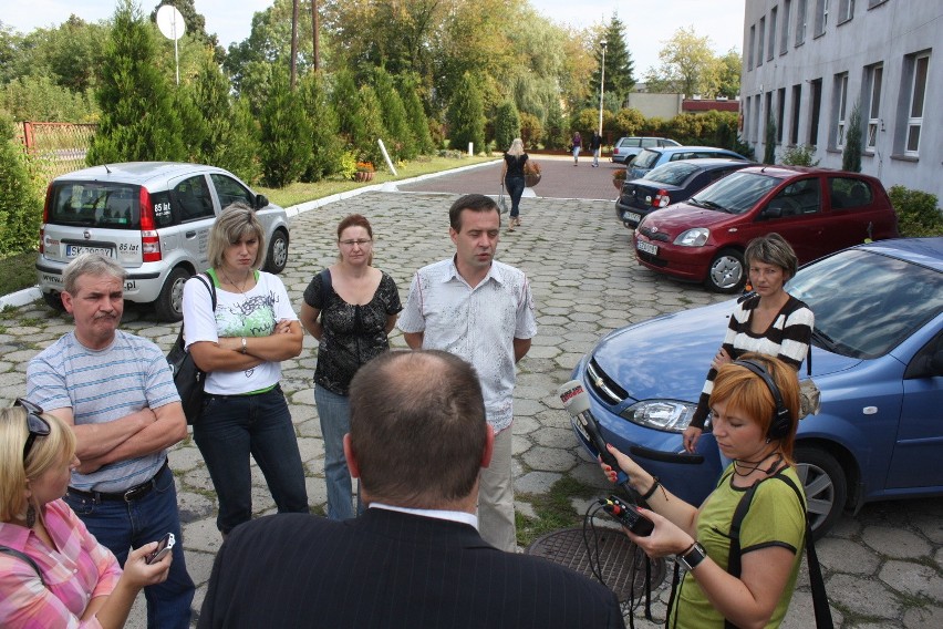 Protest rodziców uczniów ze szkoły w Łazach. Okupowali budynek starostwa [ZDJĘCIA]