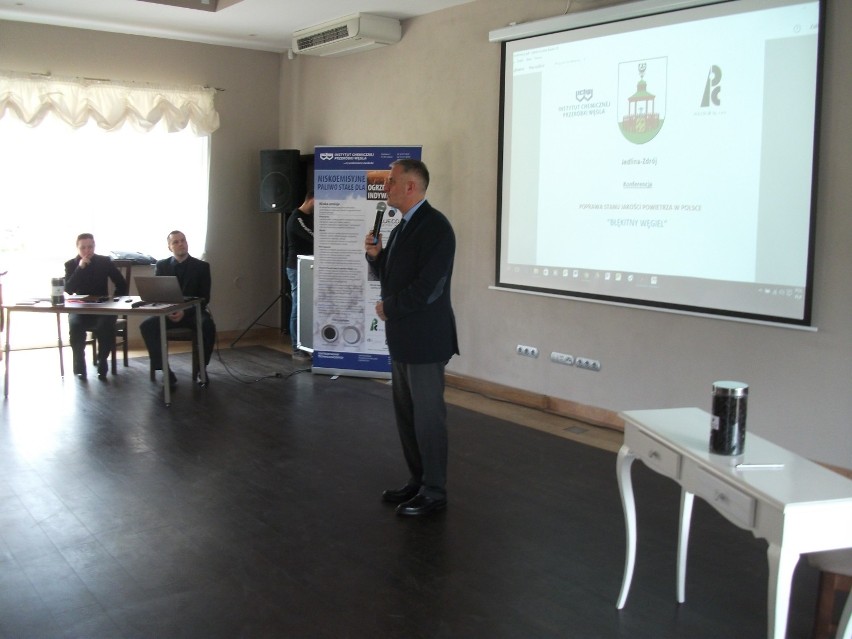 W Jedlinie-Zdroju odbywa się konferencja na temat poprawy stanu jakości powietrza „Błękitny węgiel"