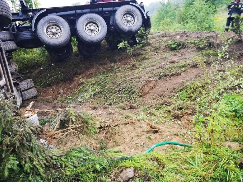  Samochód ciężarowy wypadł z drogi i uszkodził ogrodzenie i drzewa