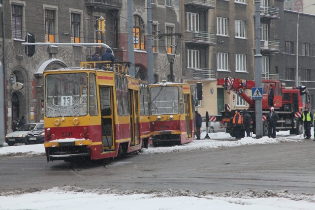 Krok od tragedii na Kościuszki w Łodzi. Tramwaj na skrzyżowaniu z Mickiewicza wypadł z szyn na jezdnię