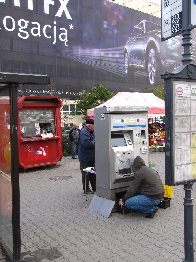 Serwisanci biletomatów twierdzą, że to głównie złodzieje niszczą numer telefonu do Biura Obsługi Klienta znajdujący się na urządzeniu