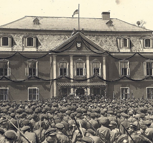 Oddziały Związku Strzeleckiego przed pałacem w Rybnej. Maj 1937 roku