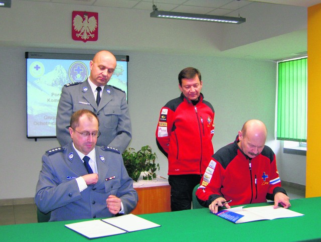 Porozumienie podpisali komendant Zbigniew Domalik i naczelnik GP GOPR Mariusz Zaród