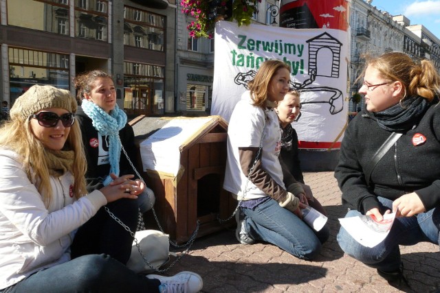 Miłośnicy psów przykuli się łańcuchami do bud w pasażu Schillera w Łodzi.