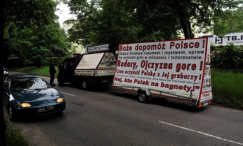 Protest przed domem Lecha Wałęsy. Kilkanaście osób demonstrowało w Oliwie [ZDJĘCIA/ FILM]
