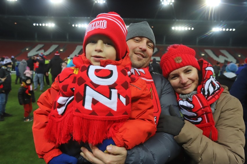 Żywa choinka na stadionie Widzewa! Kibice utworzyli kolorowe drzewo. ZDJĘCIA