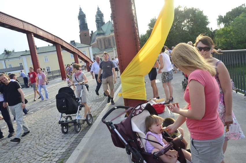 Poznań: Na moście Jordana tańczono w rytm przeboju ABBY [ZDJĘCIA, FILM] 