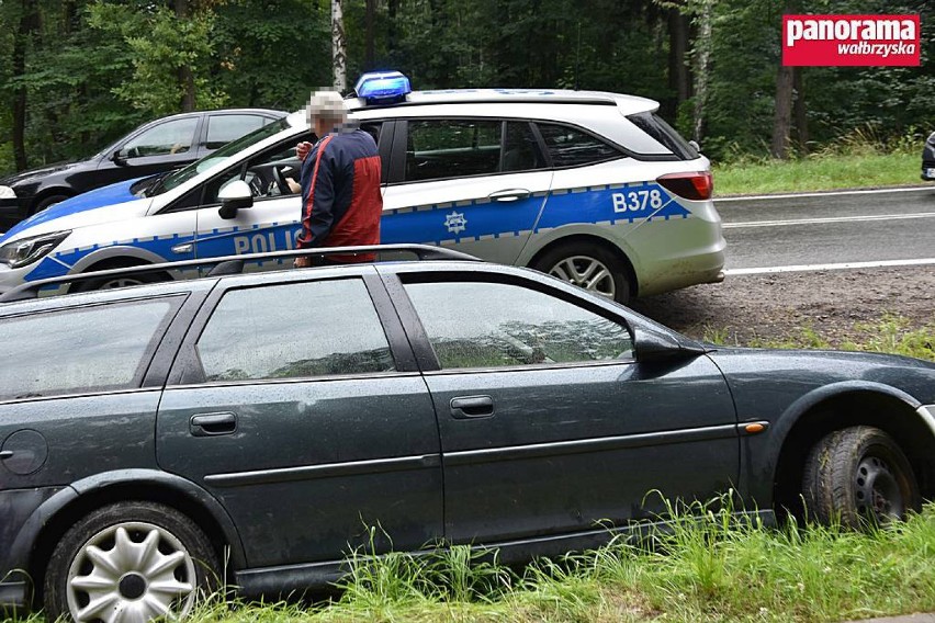 Wałbrzych: Wypadek na Strzegomskiej. Kierowca zakleszczony w samochodzie [ZDJĘCIA]