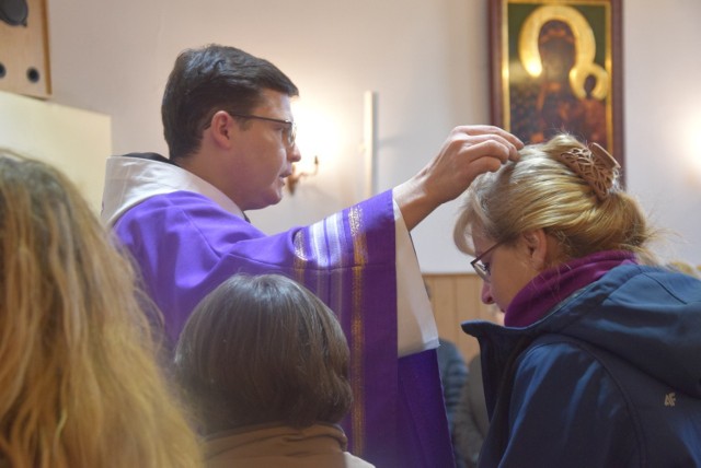 Popielec u franciszkanów w Tychach. Ojciec Winicjusz (w habicie)  i ojciec Emil (w szatach liturgicznych)