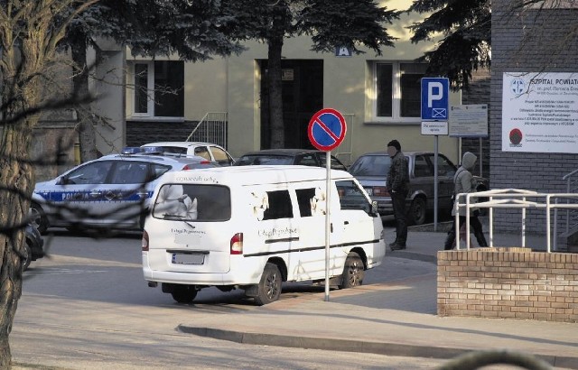 Pracownik szpitala, jeżdżący samochodem firmy Zydor, czeka pod szpitalem powiatowym