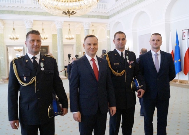 Stoją od lewej: st. asp. Krzysztof Stachyrzak, prezydent Andrzej Duda, bryg. Paweł Kaliński i wicewojewoda dolnośląski Kamil Zieliński