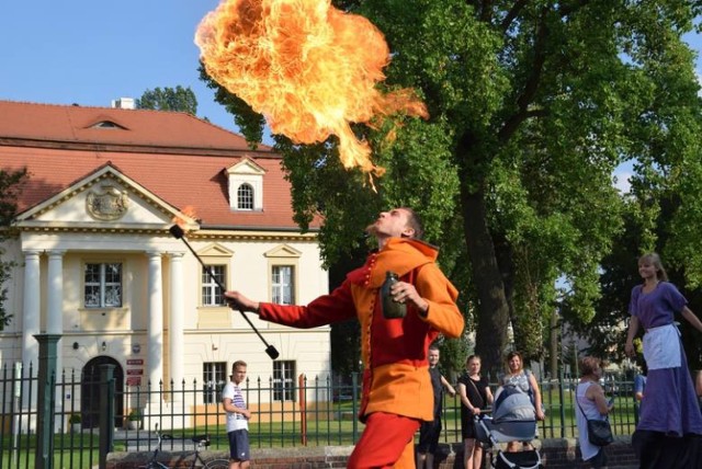 Zbiórka uczestników korowodu o godz. 16.15 koło wieży widokowej, przy ul. Mickiewicza. Parada ze szczudlarzami, motocyklistami, zabytkowymi pojazdami, z udziałem władz miasta, Cechu Rzemiosł Różnych, przedstawicieli szkół, przedszkoli, stowarzyszeń, itp. wyruszy o godz. 16.30 w stronę ul. Świętej Cecyli, przez Jana Pawła II, plac Wolności, Ratuszową, Rynek, Szprotawską do pałacu, przez główną bramę, pałacowy dziedziniec, następnie parkowym podjazdem na podzamcze. O godz. 17.00 na jarmarkowej scenie impreza zostanie oficjalnie otwarta. W święcie chleba wezmą udział m.in. miejscy rzemieślnicy i piekarze. Burmistrz Danel Marchewka podzieli się chlebem z zebranymi.

Żagań. Magistrat naprawił figurę żabki zniszczoną przez wandali w Parku Książęcym. WIDEO:
