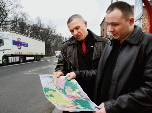 By tiry nie jeździły ulicą Armii Krajowej, potrzebne są obwodnice - uważają Czesław Klećko i Dawid Kmiotek z Ząbkowic