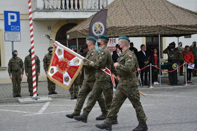 Przed trybuną honorową odbyła się defilada pododdziałów biorących udział w uroczystości. Oprawę muzyczną zapewniła Orkiestra Reprezentacyjna Sił Powietrznych z Poznania.