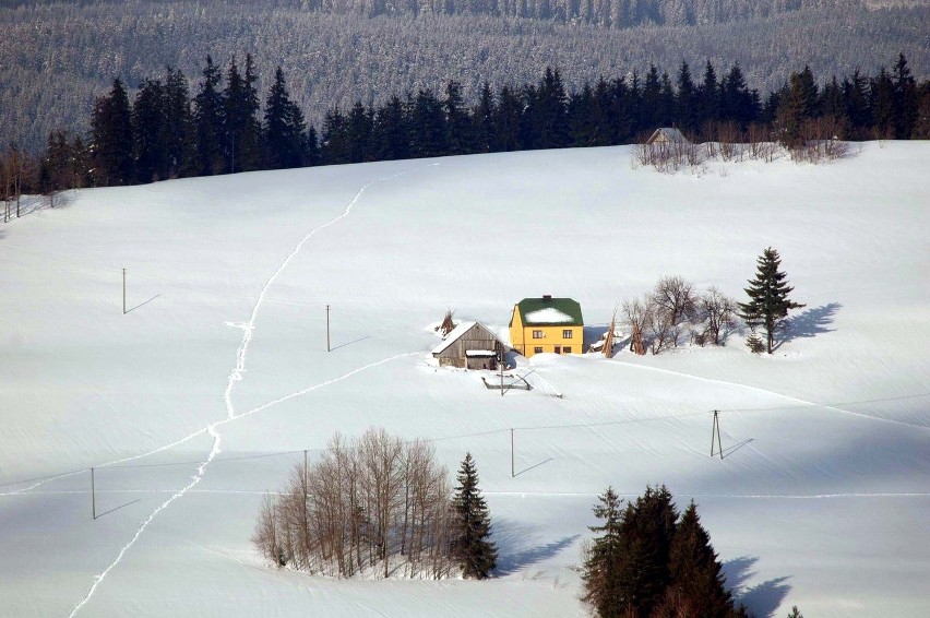 Wsie w Beskidach odcięte od świata przez śnieg [ZDJĘCIA]