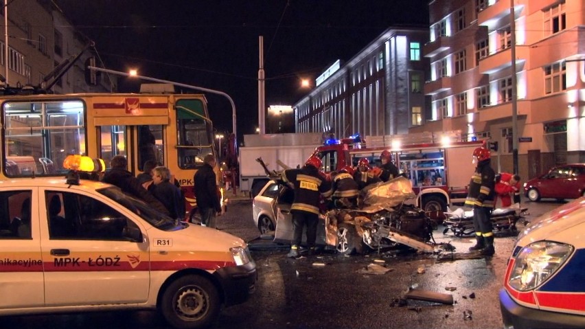 Audi wjechało w tramwaj linii 8. Cudem nikt nie zginął [ZDJĘCIA+ FILM] 