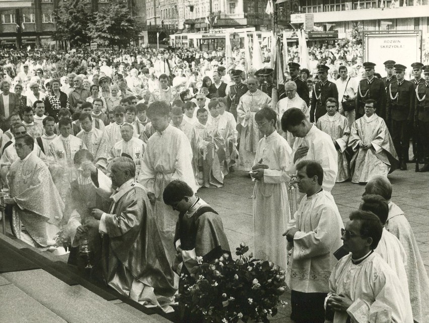 Boże Ciało z przełomu dekad na archiwalnych zdjęciach DZ [FOTOGALERIA]