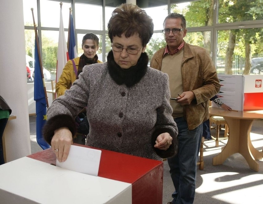 Wybory 2011: Lech Wałęsa głosował w Gdańsku (ZDJĘCIA)