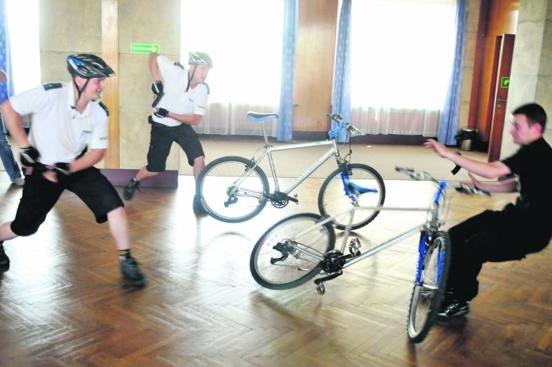 Policjanci pokazali, że rowerem można się dobrze bronić