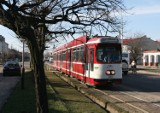 Tramwaj 46 wypadł z szyn, a potem... spadł z platformy 