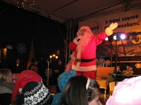 Mikołaj w Chojnicach: Wspólna zabawa ze Świętym Mikołajem na chojnickim rynku [FOTO]