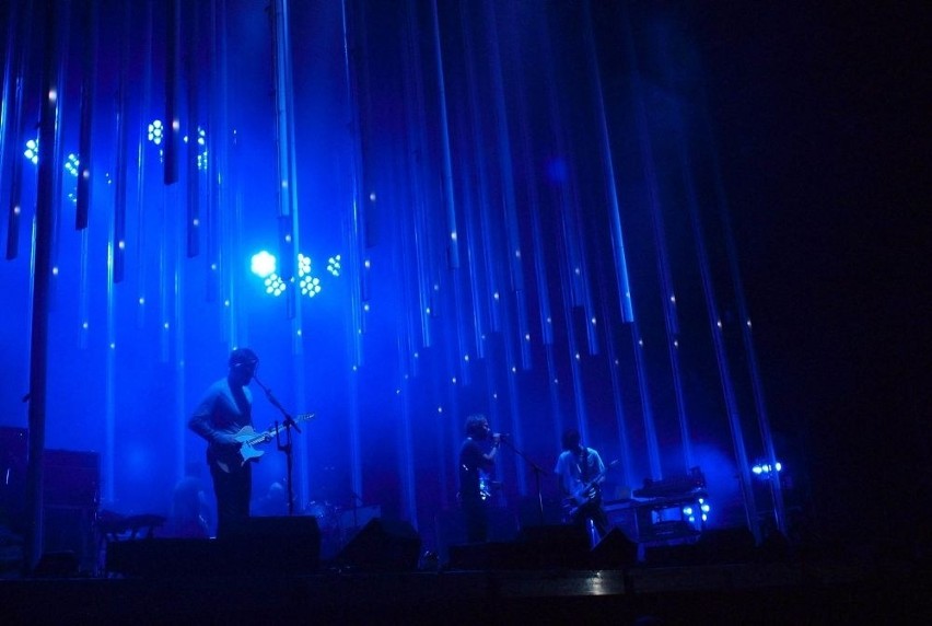 Muzycy Radiohead nie szaleją na scenie – widzów oszołomiła...