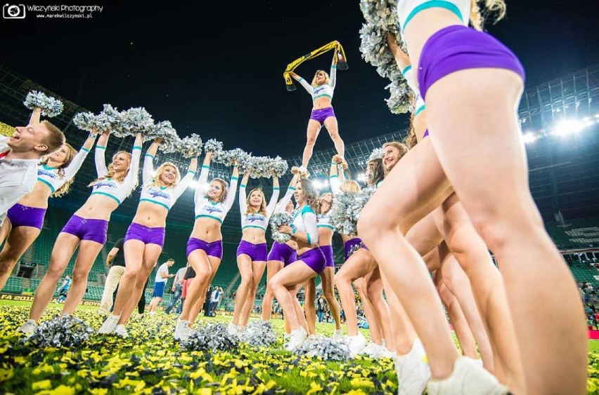 Zmysłowe cheerleaderki zatańczyły na SuperFinale futbolu amerykańskiego [zdjęcia]